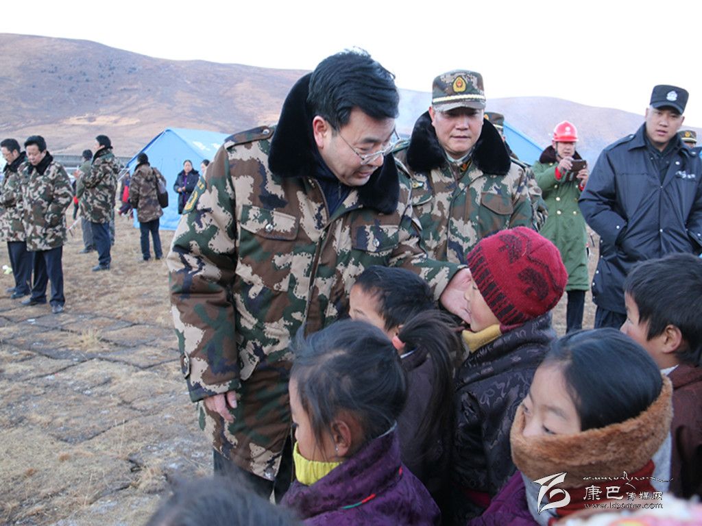 為災區(qū)群眾撐起希望的天空