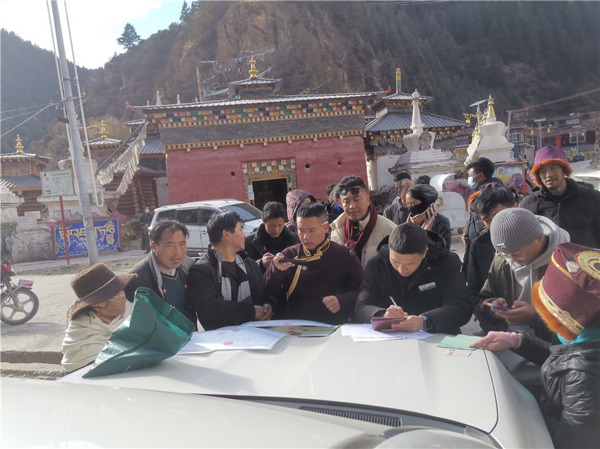 別樣的汽車(chē)銀行很接地氣，農(nóng)行德格縣支行開(kāi)展農(nóng)戶信息建檔，現(xiàn)場(chǎng)為百姓開(kāi)展金融服務(wù)。.jpg