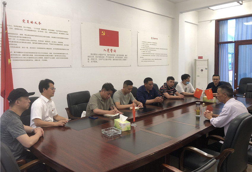 與戰(zhàn)旗村村組干部座談.jpg 與戰(zhàn)旗村村組干部座談.jpg