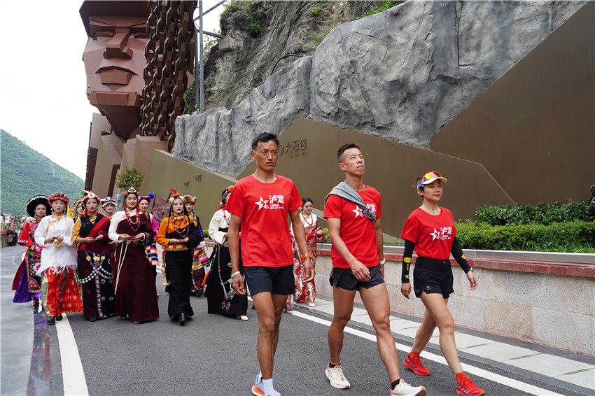 運(yùn)動(dòng)員來(lái)到.jpg 運(yùn)動(dòng)員來(lái)到.jpg