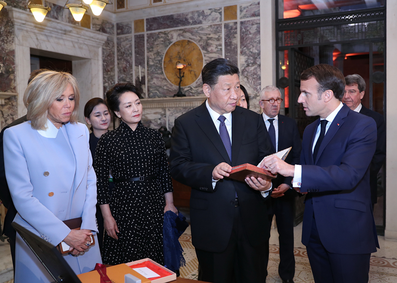 2019年3月24日，習(xí)近平在法國尼斯會(huì)見法國總統(tǒng)馬克龍。會(huì)見前，馬克龍向習(xí)近平贈(zèng)送1688年法國出版的首部《論語導(dǎo)讀》法文版原著。