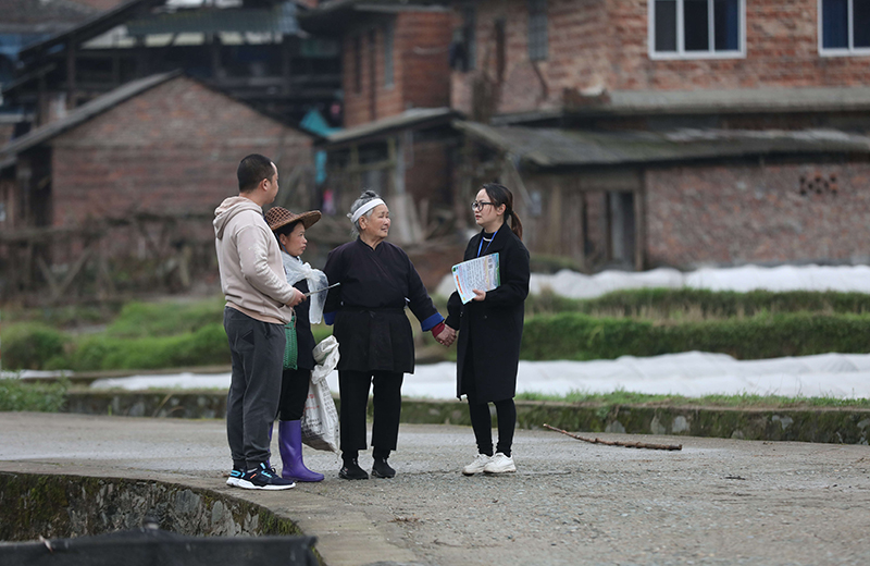 2022年3月24日，在廣西柳州市三江侗族自治縣良口鄉(xiāng)南寨村，紀(jì)檢監(jiān)察干部（右一、左一）在了解惠農(nóng)政策落實(shí)情況。