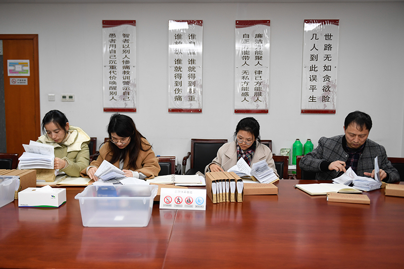 2020年1月8日，浙江寧波市北侖區(qū)紀(jì)委工作人員在檢查北侖區(qū)大數(shù)據(jù)發(fā)展管理中心2019年的公款消費(fèi)票據(jù)，查找是否存在違規(guī)問題。