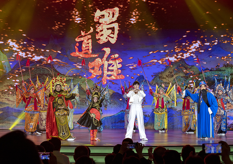 2023年10月13日，成都，“把青春華章寫在祖國大地上”大思政課網(wǎng)絡主題宣傳和互動引導活動在四川大學舉行。