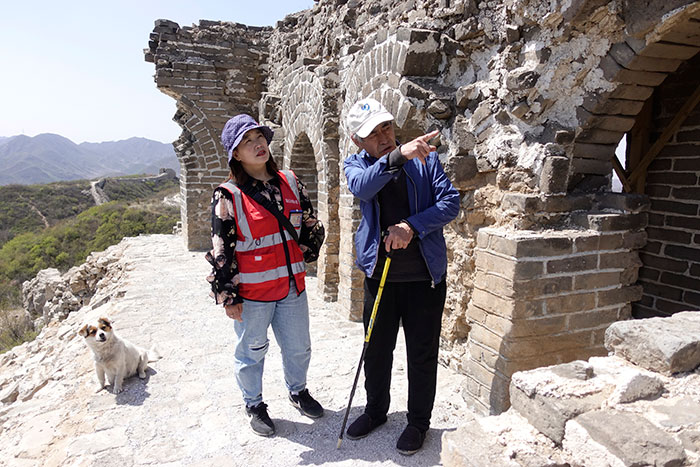 在明長城遺址上，梅景田給外甥女劉紅巖講述長城故事。