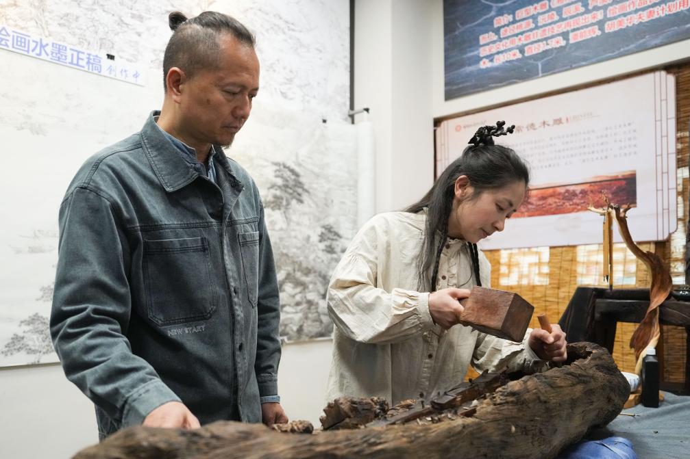 潘能輝和妻子胡美華在湖南常德河街展示木雕。新華社記者 薛宇舸 攝