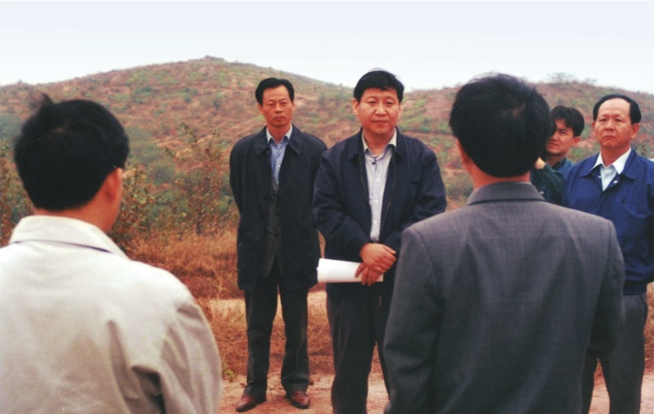 1999年11月，習(xí)近平在龍巖市長(zhǎng)汀縣河田水土流失治理區(qū)調(diào)研。圖源：《習(xí)近平在福建（下）》