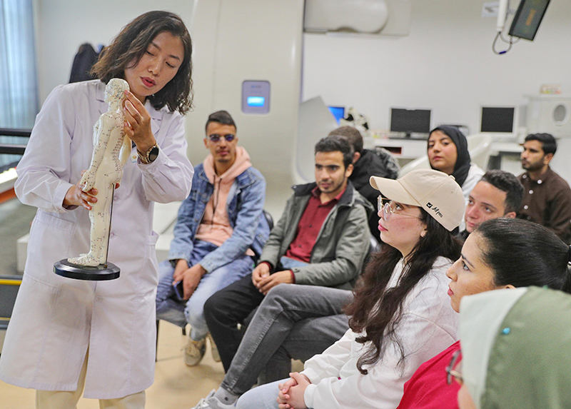 2023年4月19日，河北省秦皇島市中醫(yī)醫(yī)院醫(yī)務工作者為燕山大學外國留學生講解中醫(yī)經絡知識。