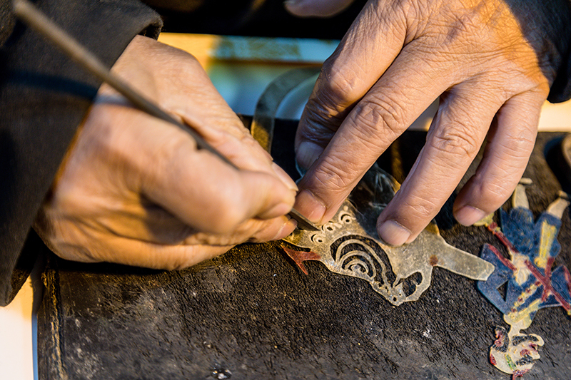 皮影非遺傳承人正在制作皮影。