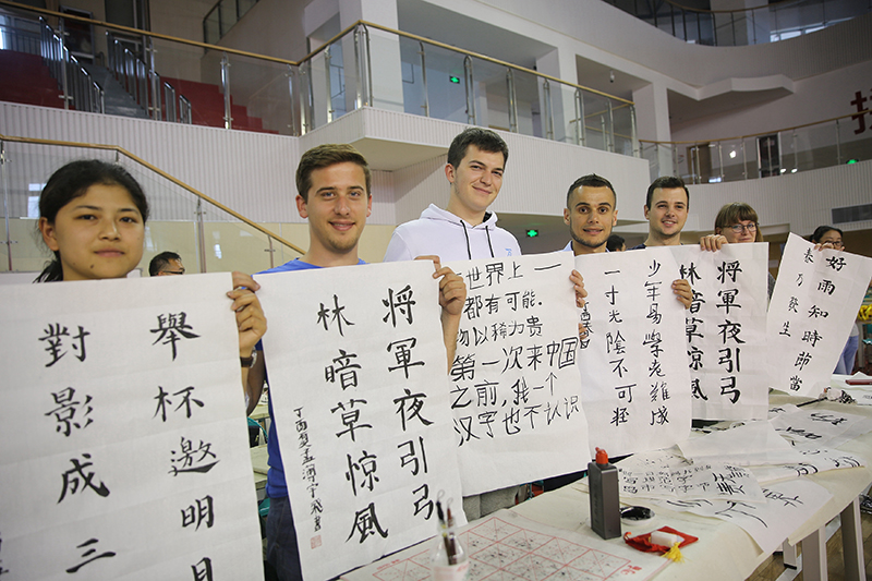 2017年6月5日，來自青島大學(xué)和中國石油大學(xué)（華東）的外國留學(xué)生在展示剛剛現(xiàn)場完成的書法作品。
