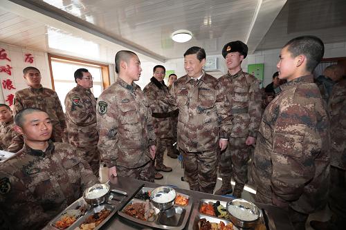 2014年1月26日中午，習近平來到連隊食堂，同戰(zhàn)士們一起用餐。新華社記者 李剛 攝