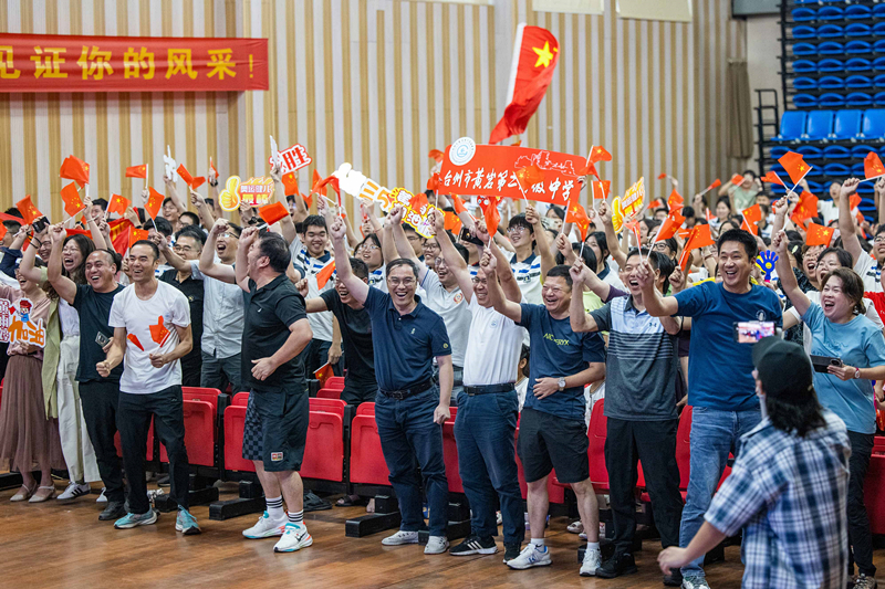 北京時(shí)間7月27日，2024年巴黎奧運(yùn)會(huì)首個(gè)比賽日，在射擊10米氣步槍混合團(tuán)體比賽中，中國(guó)選手黃雨婷/盛李豪獲得金牌。圖為黃雨婷的母校師生們通過(guò)收看奧運(yùn)直播的方式為她加油助威。