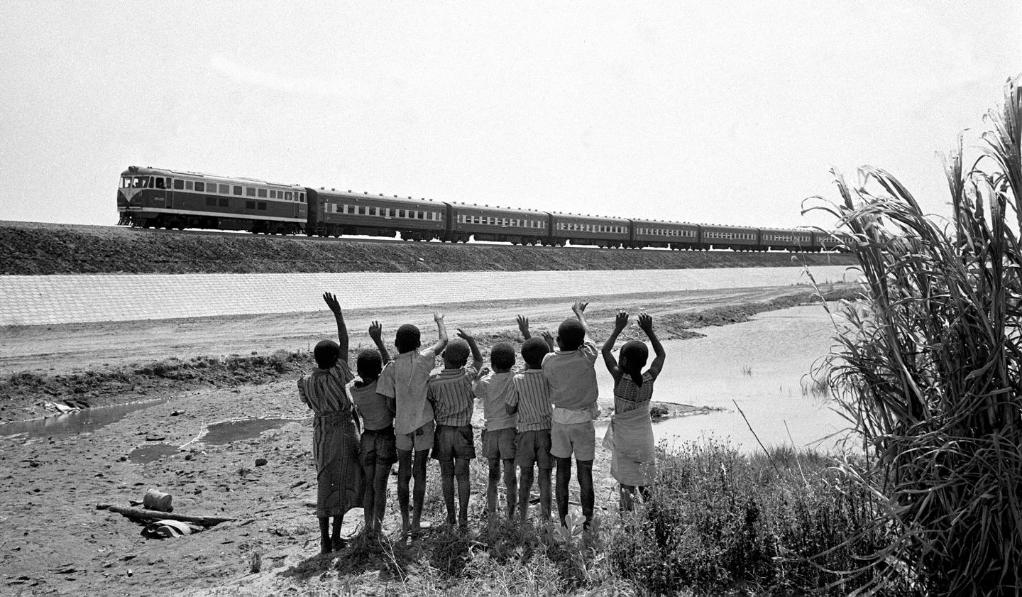 贊比亞魯西瓦西湖畔的少年兒童歡迎坦贊鐵路的列車通到他們的家鄉(xiāng)（1976年攝）。